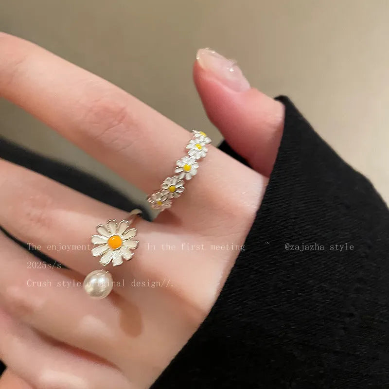 Women's opening sweet twin ring with electroplated copper daisy design and adjustable sizing