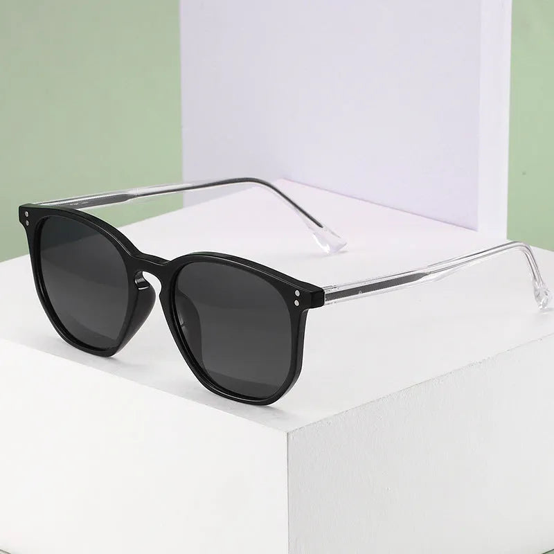 Fashion polarised sunglasses with TAC lens in black and gray colour option