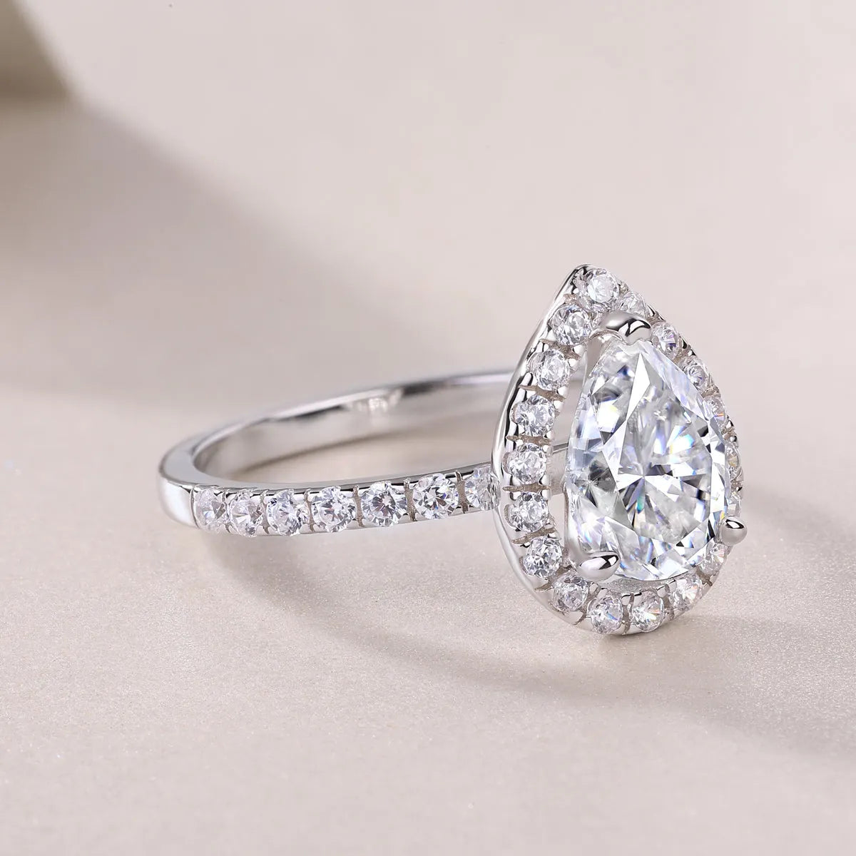 Moissanite wedding ring set, pear-shaped 7x9mm stone, S925 silver with platinum plating, sizes 5-9
