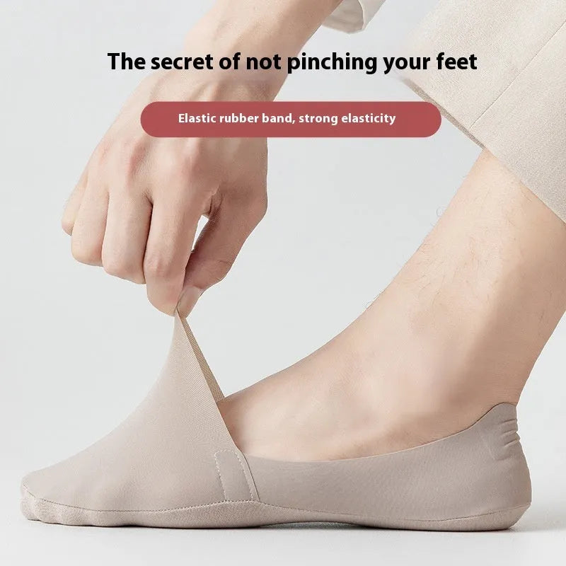 Men's low cut invisible seamless socks in pure cotton ice silk fabric with non-slip bottom