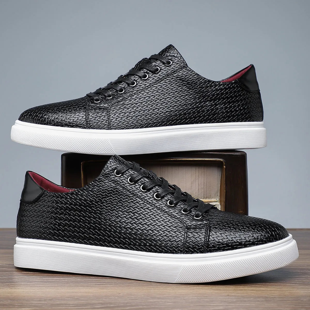 Men's black low-top leather business shoes with a leather toe cap and rubber sole