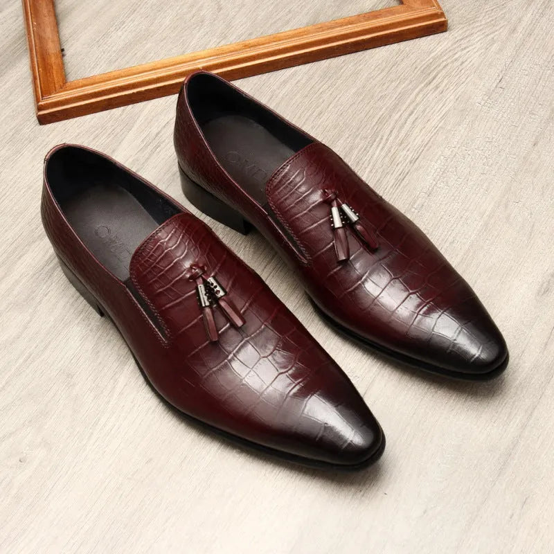 Formal men's pointed toe dress shoes in genuine cowhide leather, black colour, low-top design with rubber sole