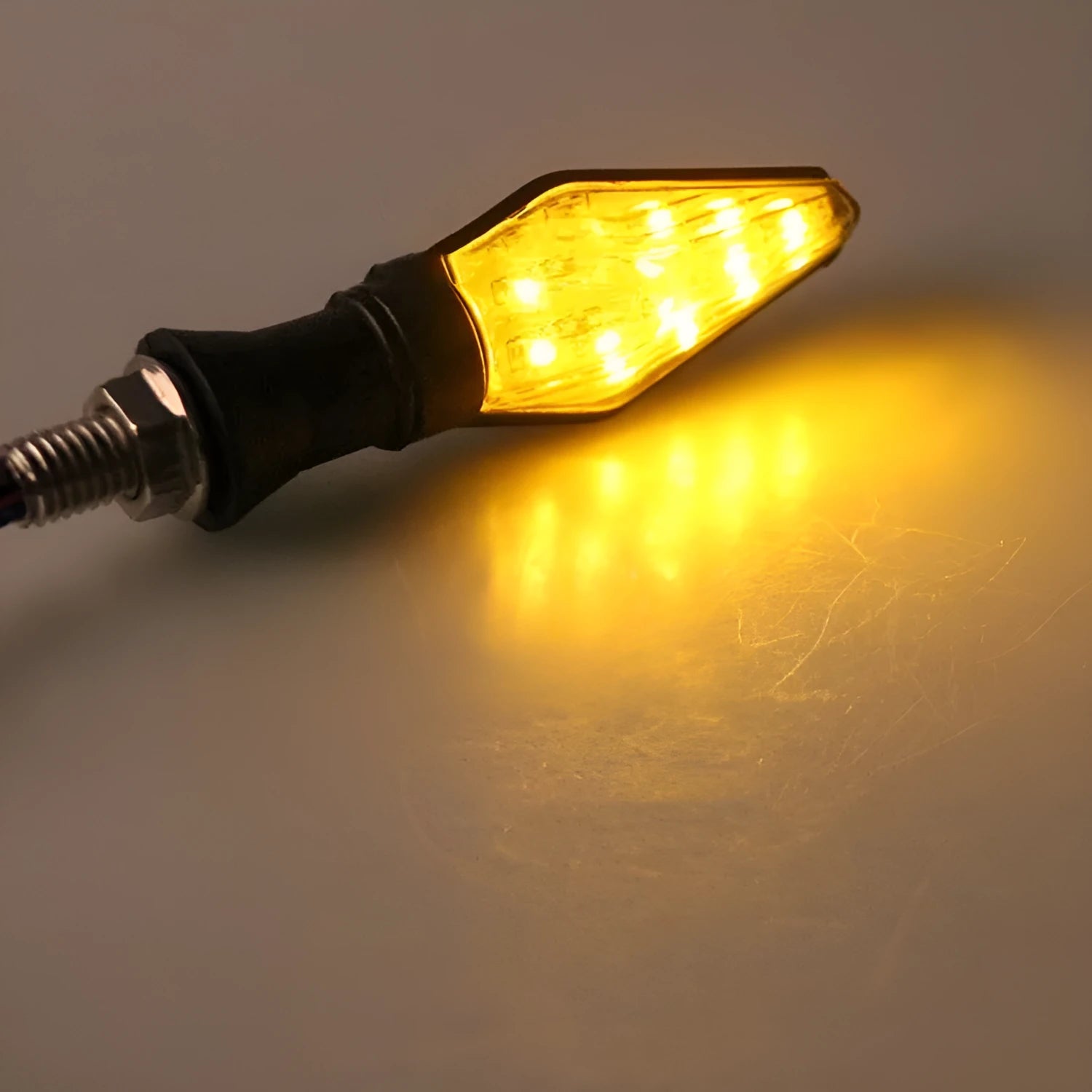 Motorcycle turn signal light with dual-colour yellow and blue LED illumination for direction indicators