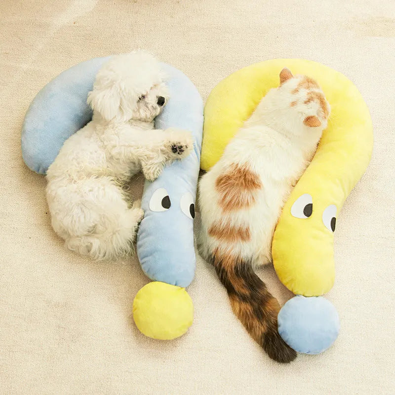 Blue rectangular pet pillow for cat or dog, dimensions 62 by 39 centimetres.