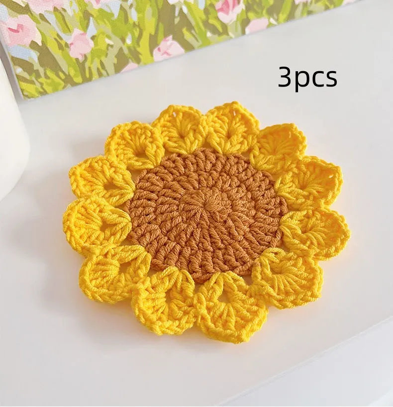 Hand-woven wool flower coaster with floral design, 15cm in diameter.