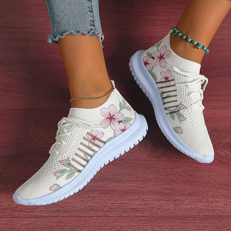 Women's milky white mesh flyknit running shoes with round toe and rubber sole