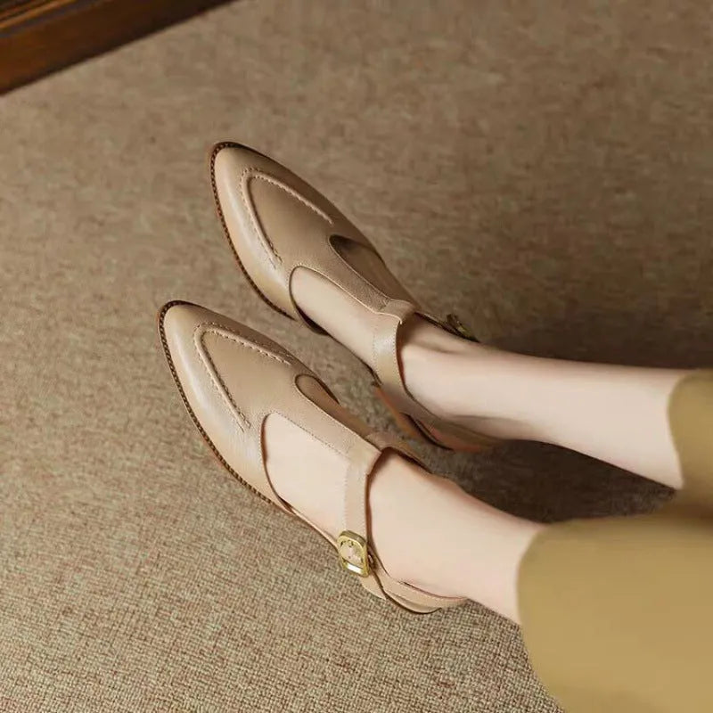 Women's closed toe pointed sandals with chunky heel in solid colour synthetic leather