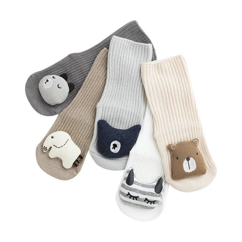 Baby socks with non-slip soles in combed cotton, shown in multiple colour options with size chart