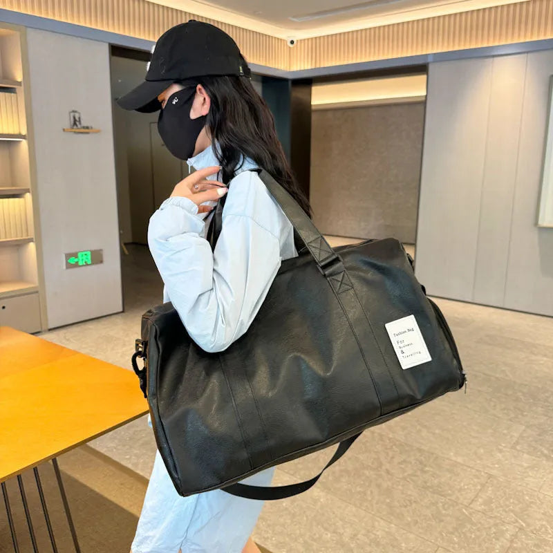 Black fitness shoulder messenger bag showing dry wet separation compartments, waterproof PU material, and adjustable shoulder strap