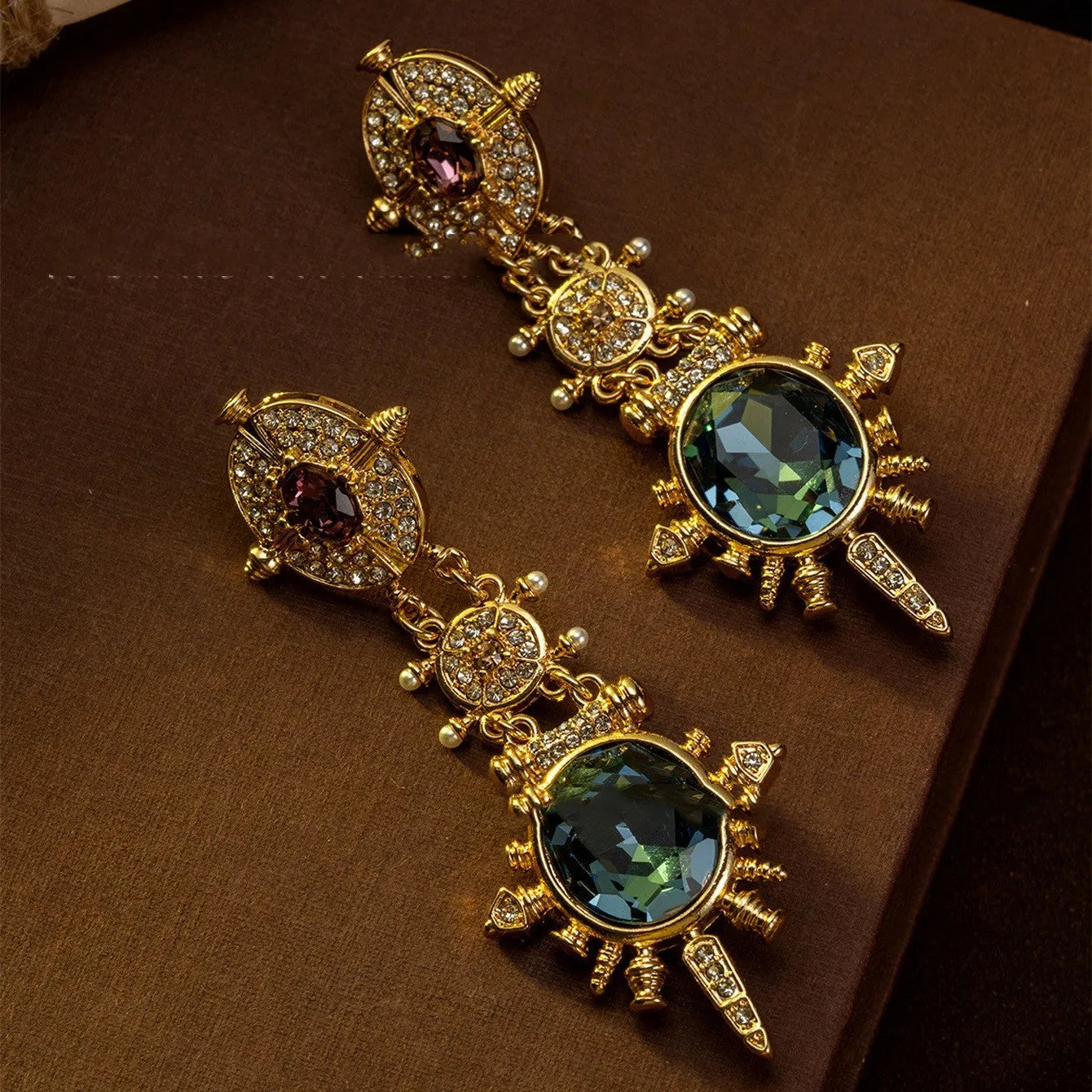 Gold geometric stud earrings with round elements and diamond treatment on alloy metal
