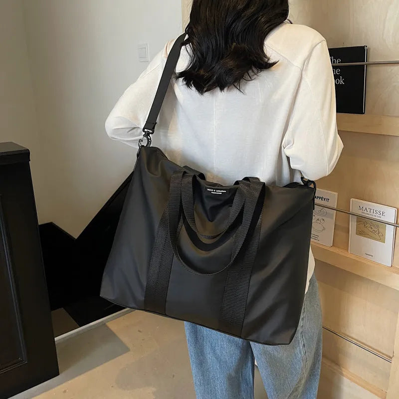 Lightweight Oxford cloth tote bag with 20-35L capacity for business travel