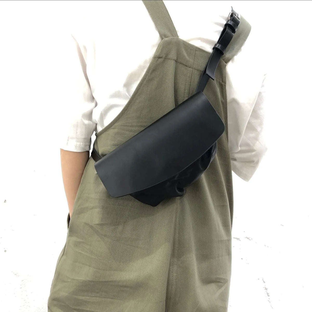 Handmade black genuine leather women's single-shoulder bag, 21.5cm length and 14cm width.