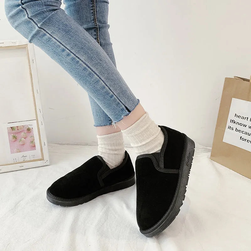 Casual low-top snow boots with fleece lining and a flat rubber sole in various colours.