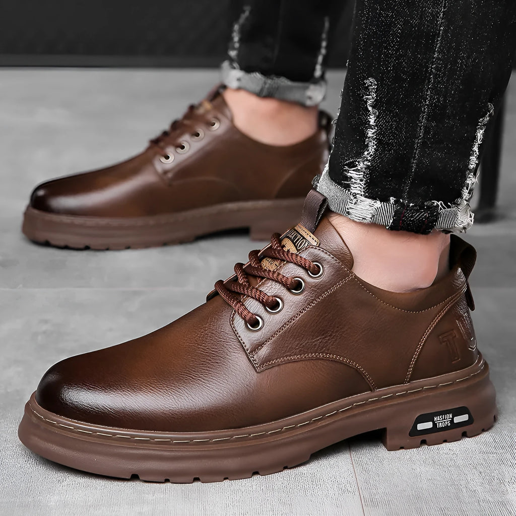 Retro outdoor men's casual shoes in black with artificial PU upper and leather sole