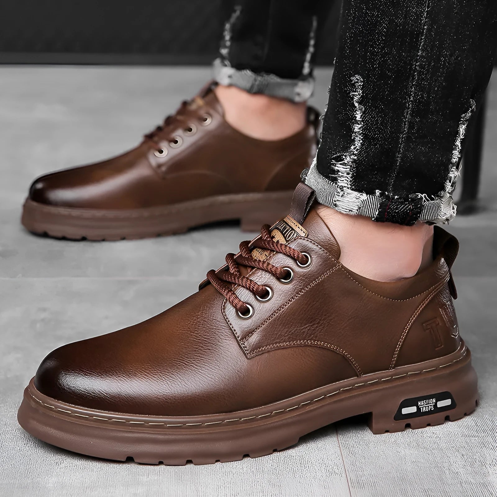 Retro outdoor men's casual shoes in black with artificial PU upper and leather sole