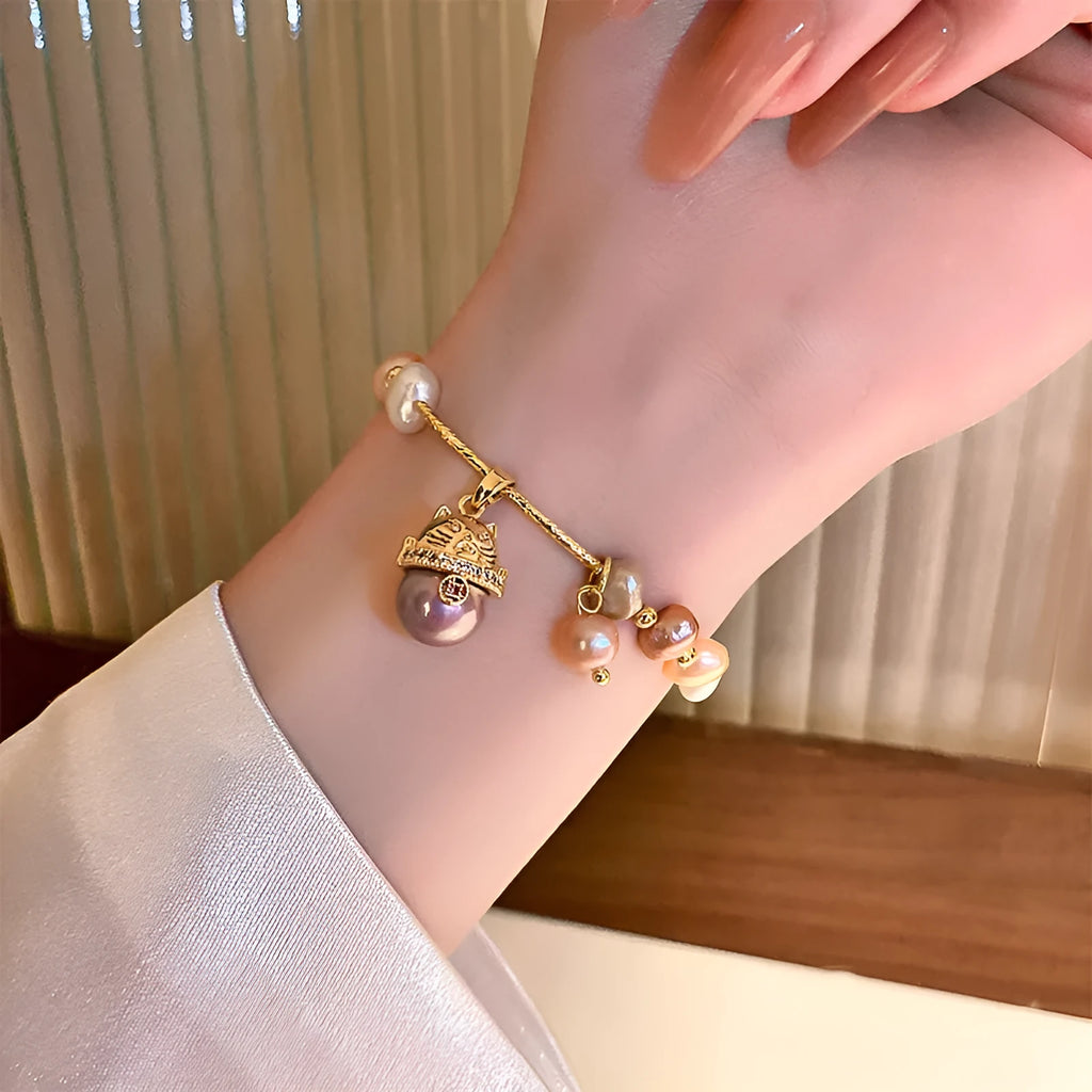 Baroque freshwater pearl bracelet for women with geometric shape and pearl-inlaid style