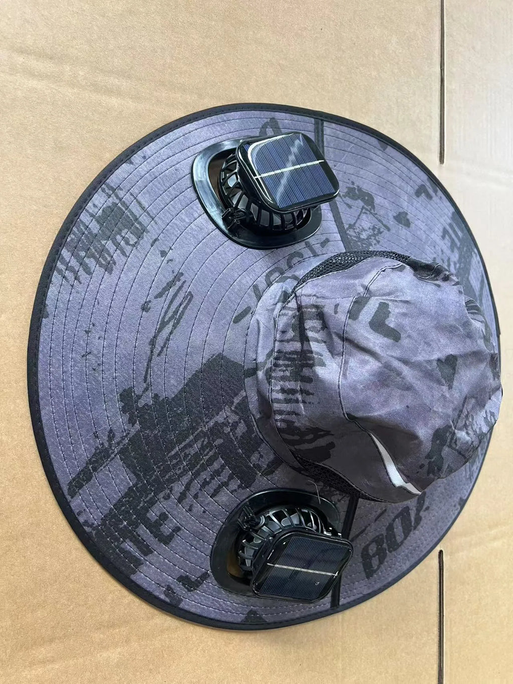 Men's solar-powered fan cap with wide sun shading brim in grey colour with integrated fan