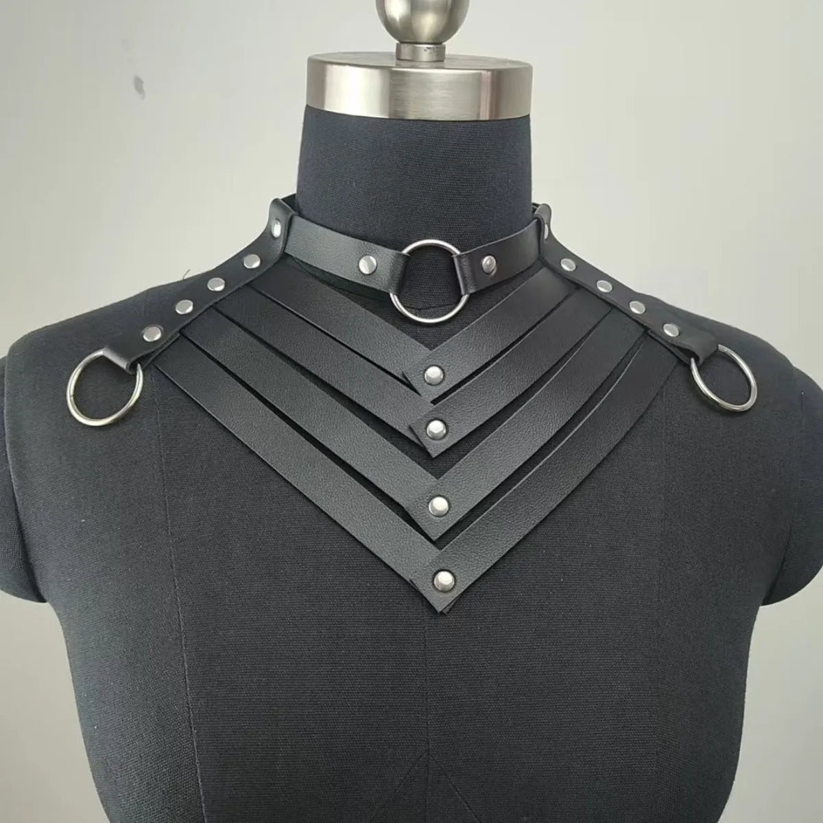 Black leather collar necklace with round element and 41-50cm perimeter, unisex secondary style