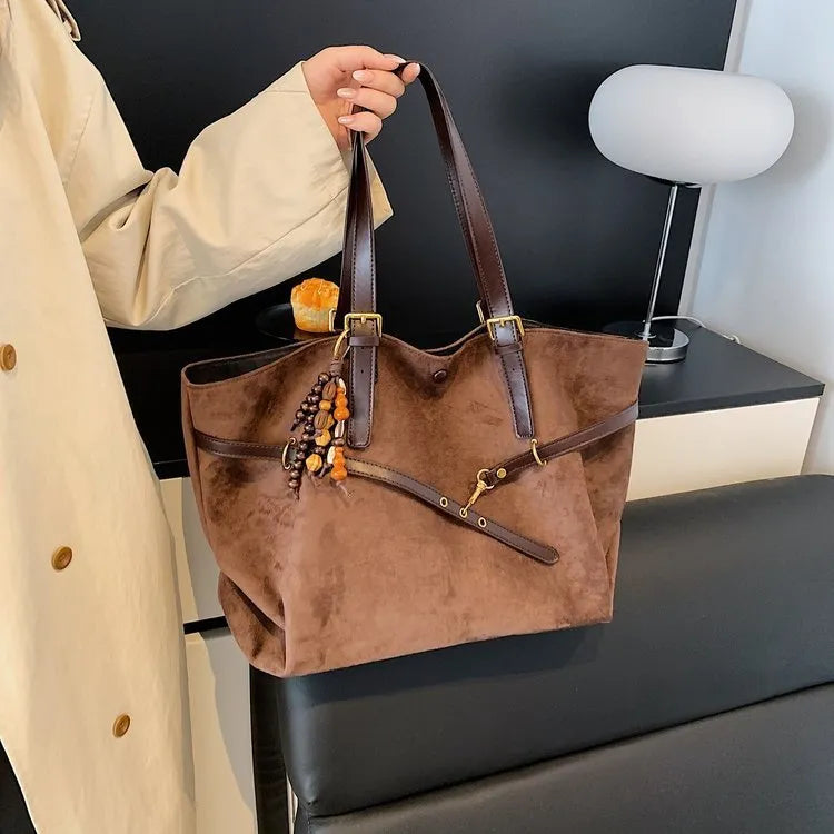 New retro fashion large capacity women's shoulder bag in PU leather with sewing thread detail and pendant