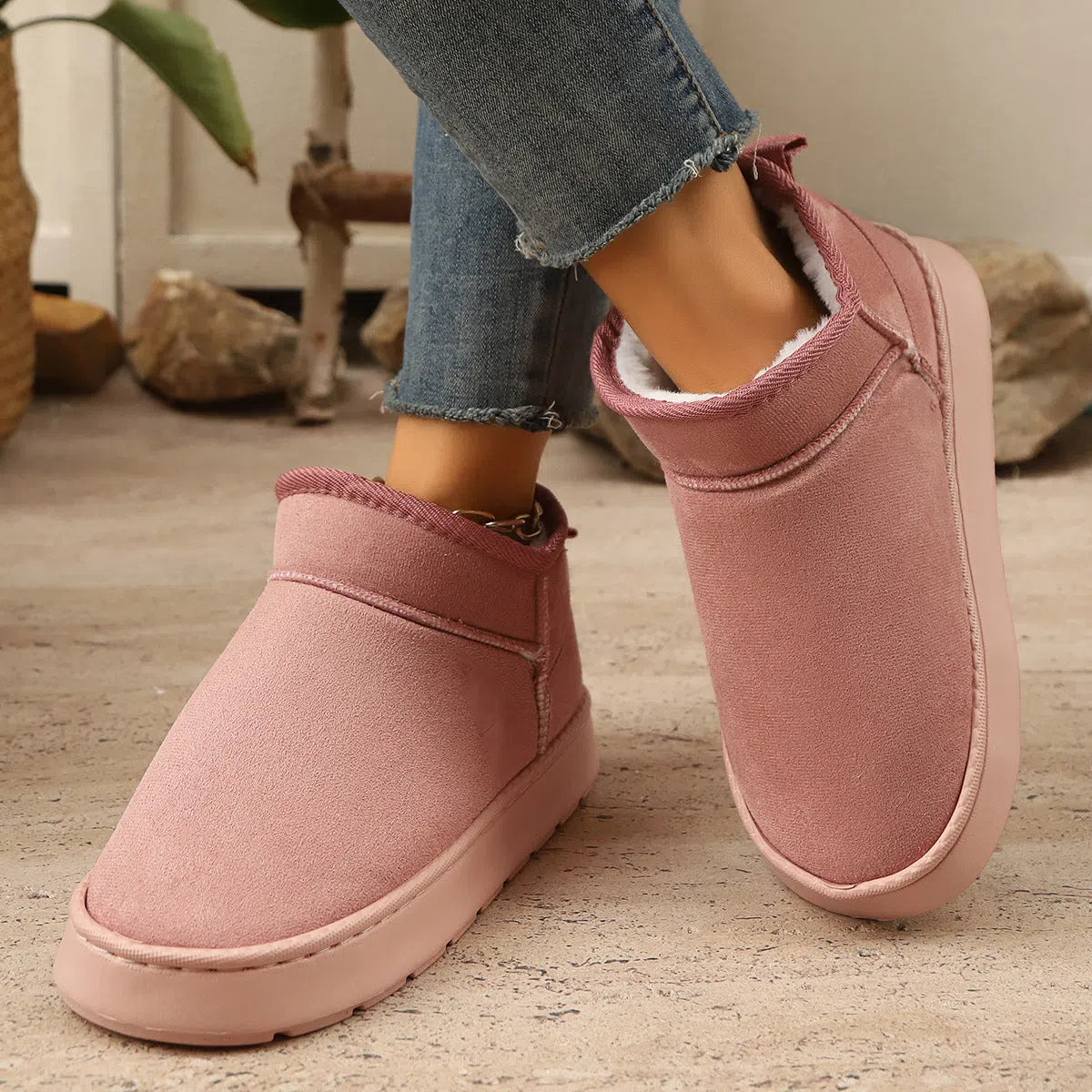 Short snow boots for women with thick non-slip soles and plush lining in black synthetic leather