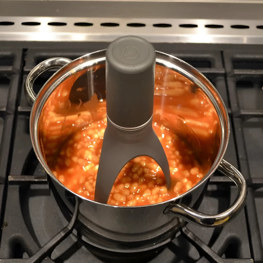 Uutensil Stirr automatic pot mixer device in green colour for hands-free stirring of sauces and soups.