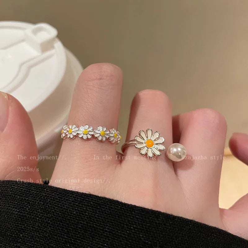 Women's opening sweet twin ring with electroplated copper daisy design and adjustable sizing