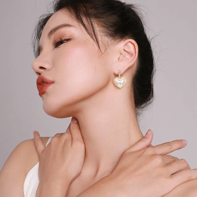 Gold-coloured alloy ear clip for women with summer love design and natural styling