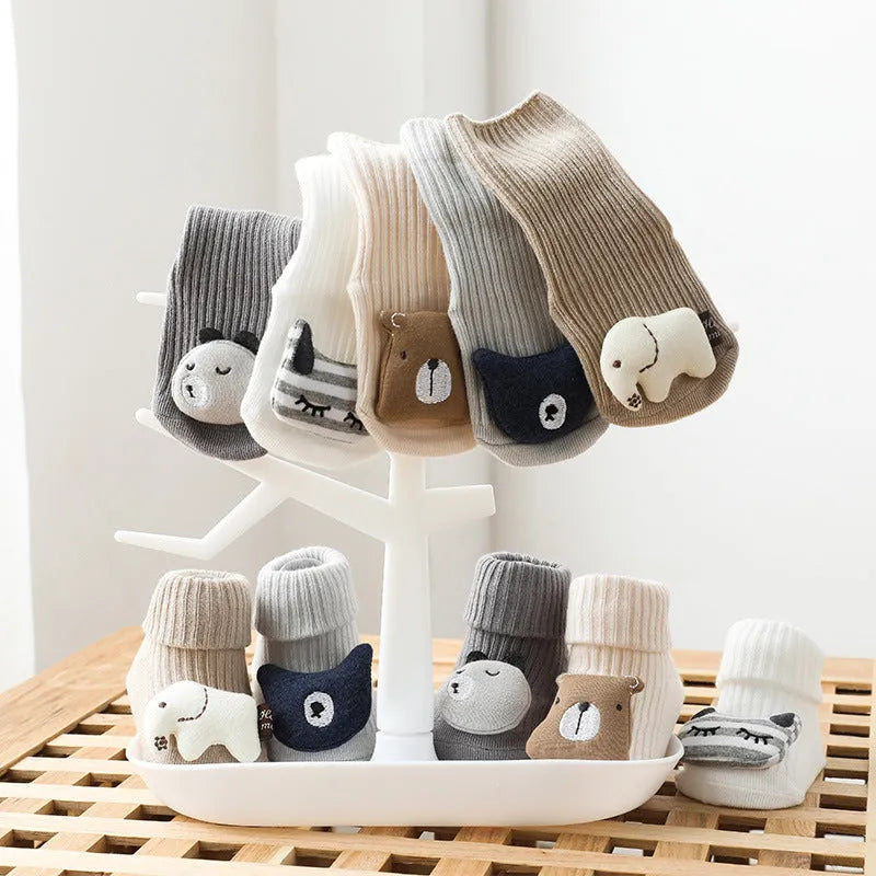 Baby socks with non-slip soles in combed cotton, shown in multiple colour options with size chart