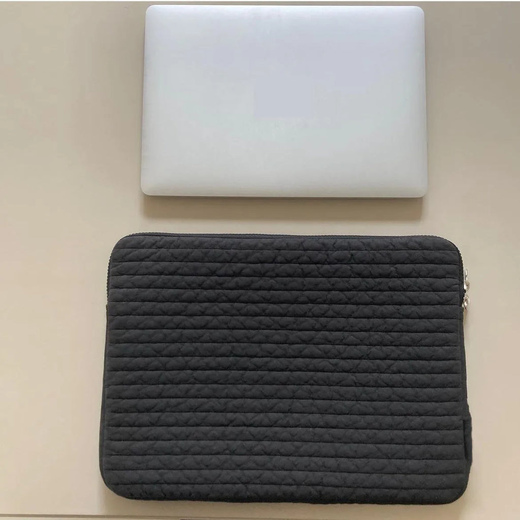 Black and white anti-seismic cotton cloth laptop bag for tablet PCs in clutch design.