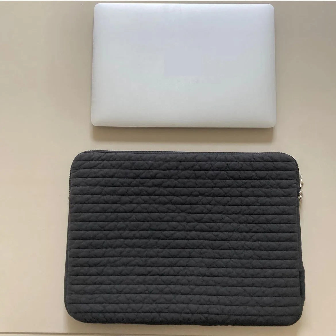 Black and white anti-seismic cotton cloth laptop bag for tablet PCs in clutch design.