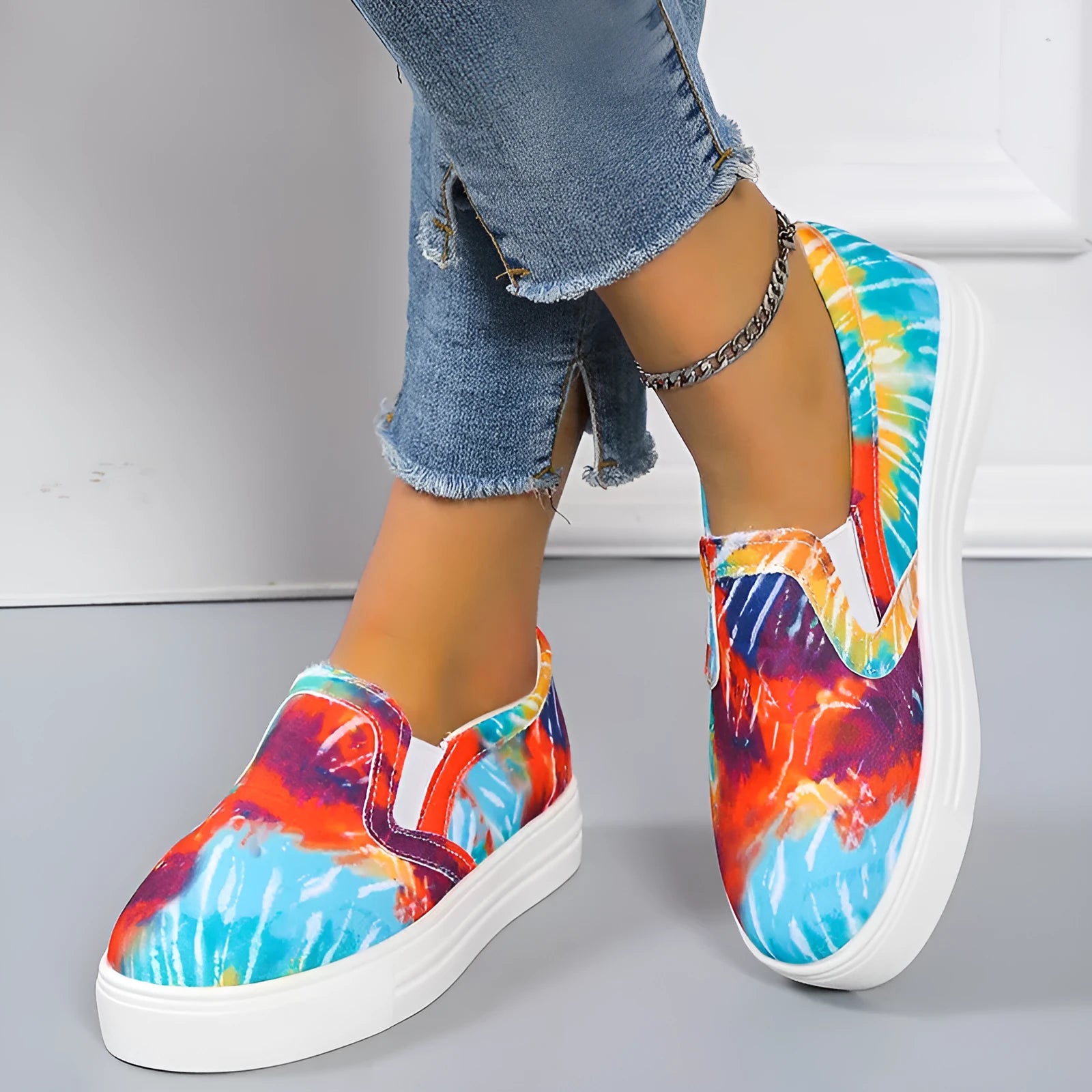 Women's low-top canvas trainers in multiple colours with flat rubber sole.