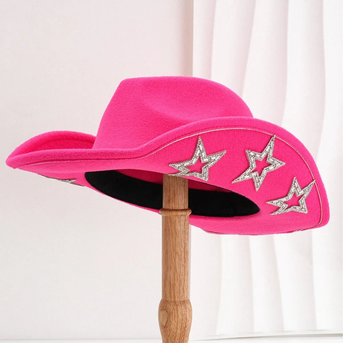 Beige western-style conical top hat with a hexagonal star decoration on the front.