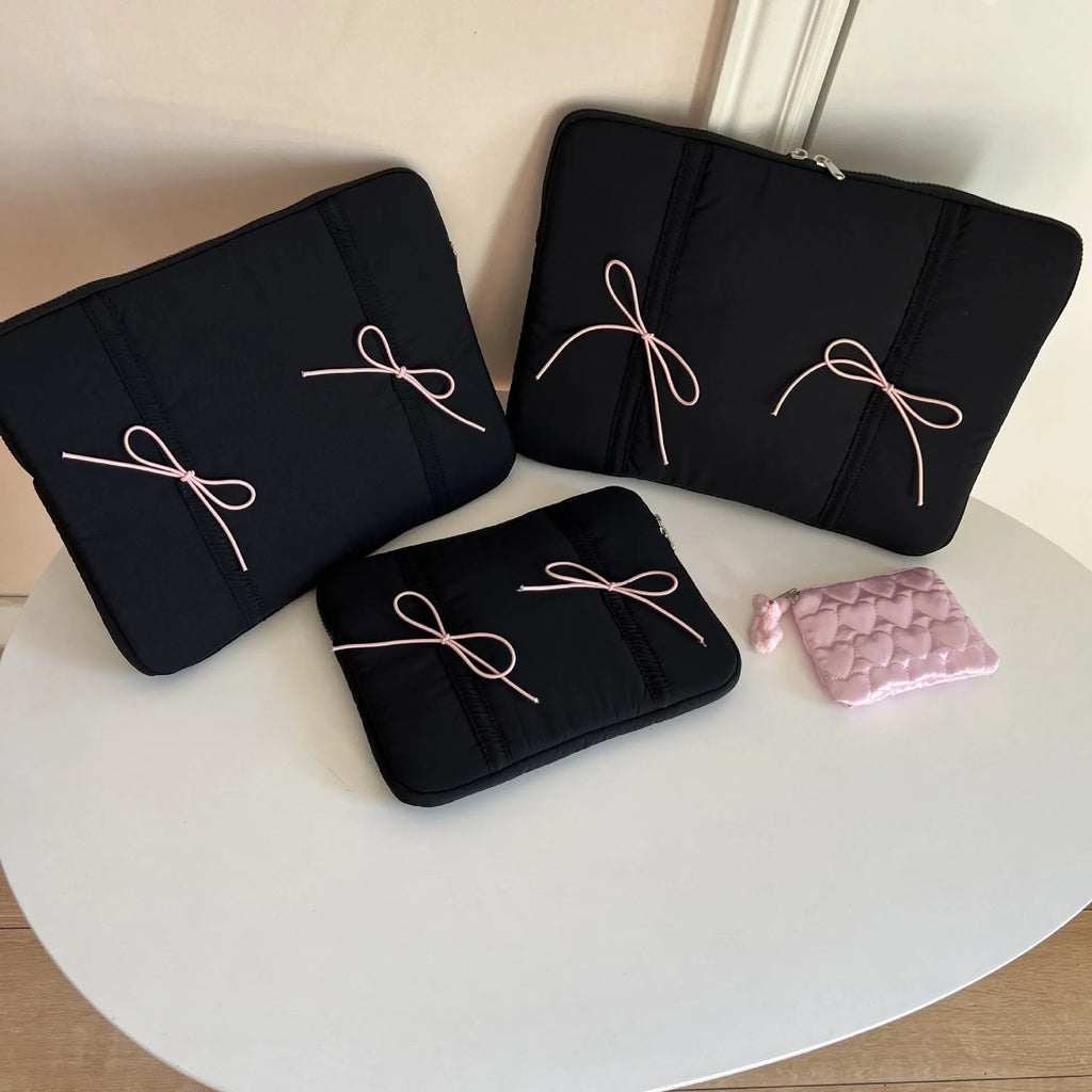 Tablet PC bag with elastic lace bow closure in black for 15-15.6 inch laptop