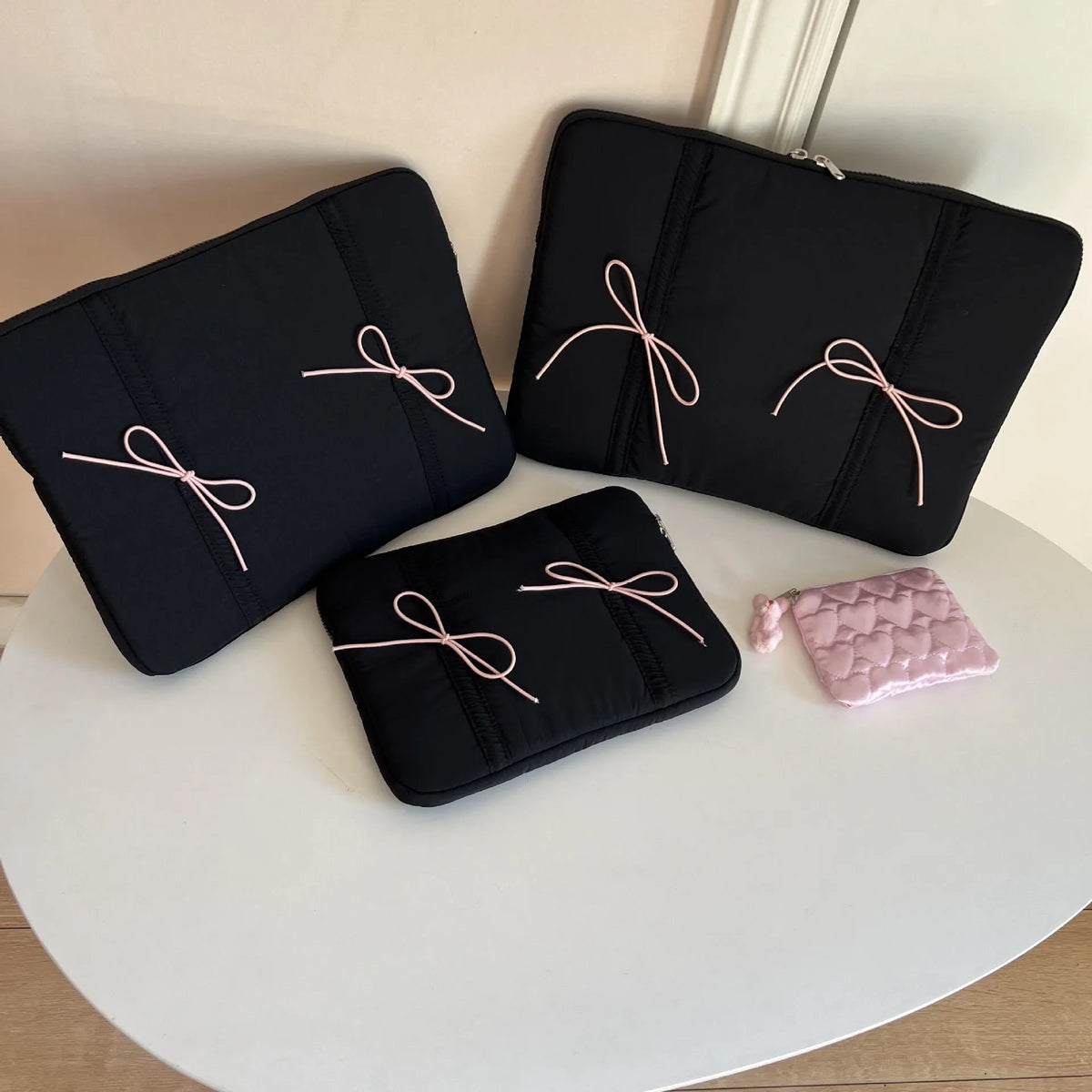Tablet PC bag with elastic lace bow closure in black for 15-15.6 inch laptop