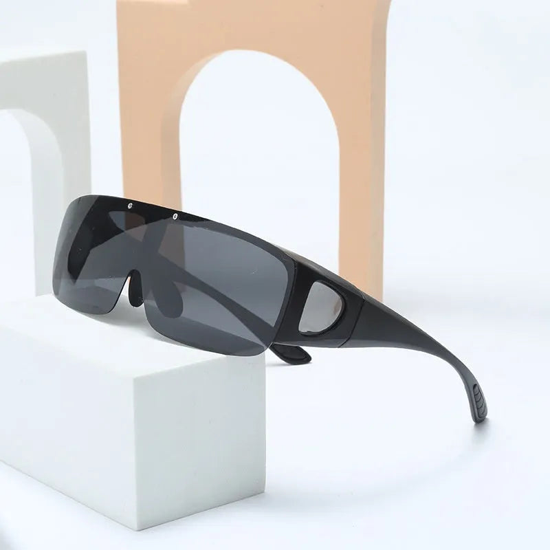 One-piece polarised myopia sunglasses in a sporty style for outdoor activities.