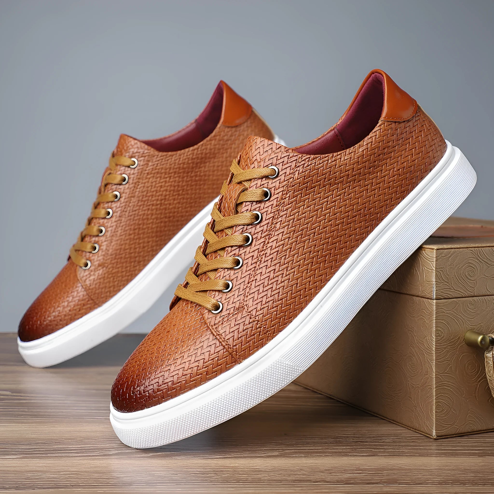 Men's black low-top leather business shoes with a leather toe cap and rubber sole