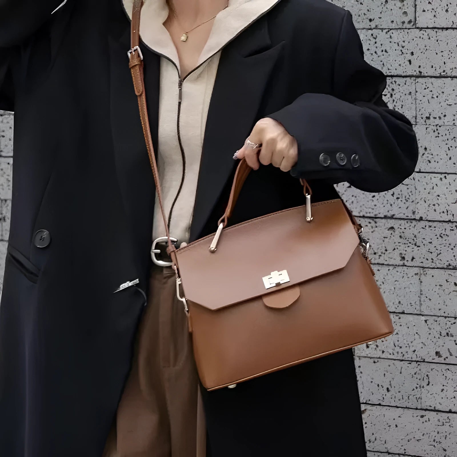 Genuine leather vegetable tanned messenger bag in urban style with internal organisation compartments and double shoulder straps