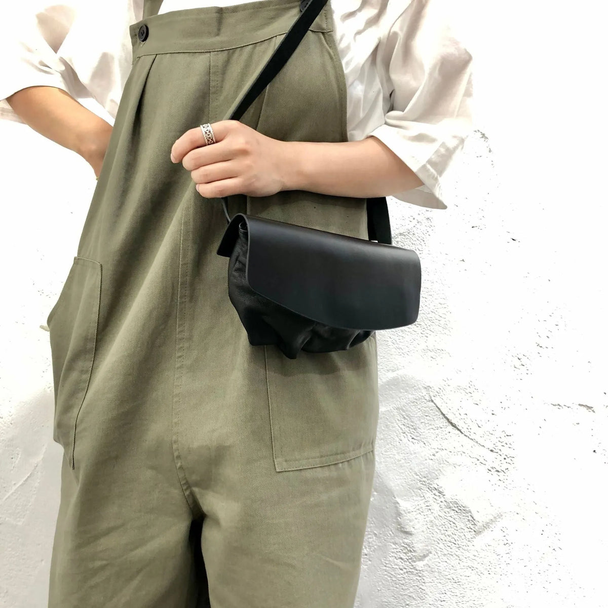 Handmade black genuine leather women's single-shoulder bag, 21.5cm length and 14cm width.