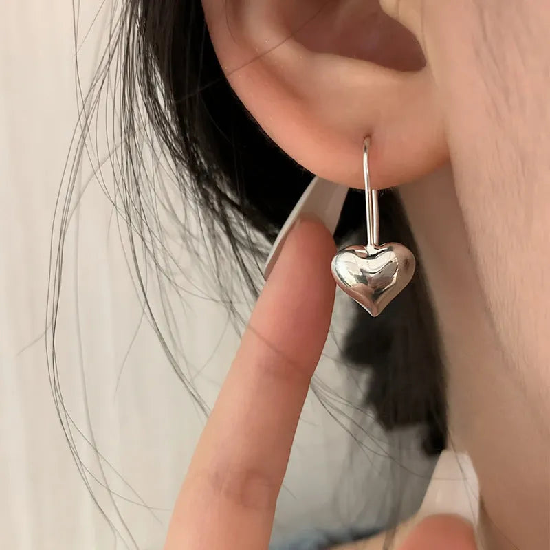 Silver heart-shaped earrings with three-dimensional glossy finish in Korean style