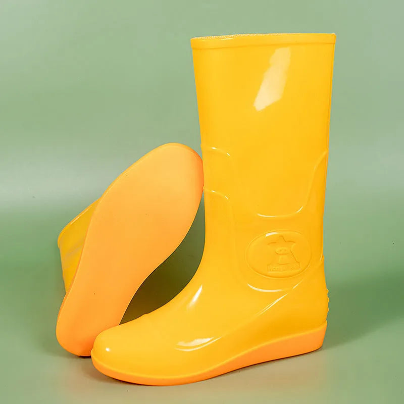 Flat washable plastic rain boots in white or yellow colours with high tube design