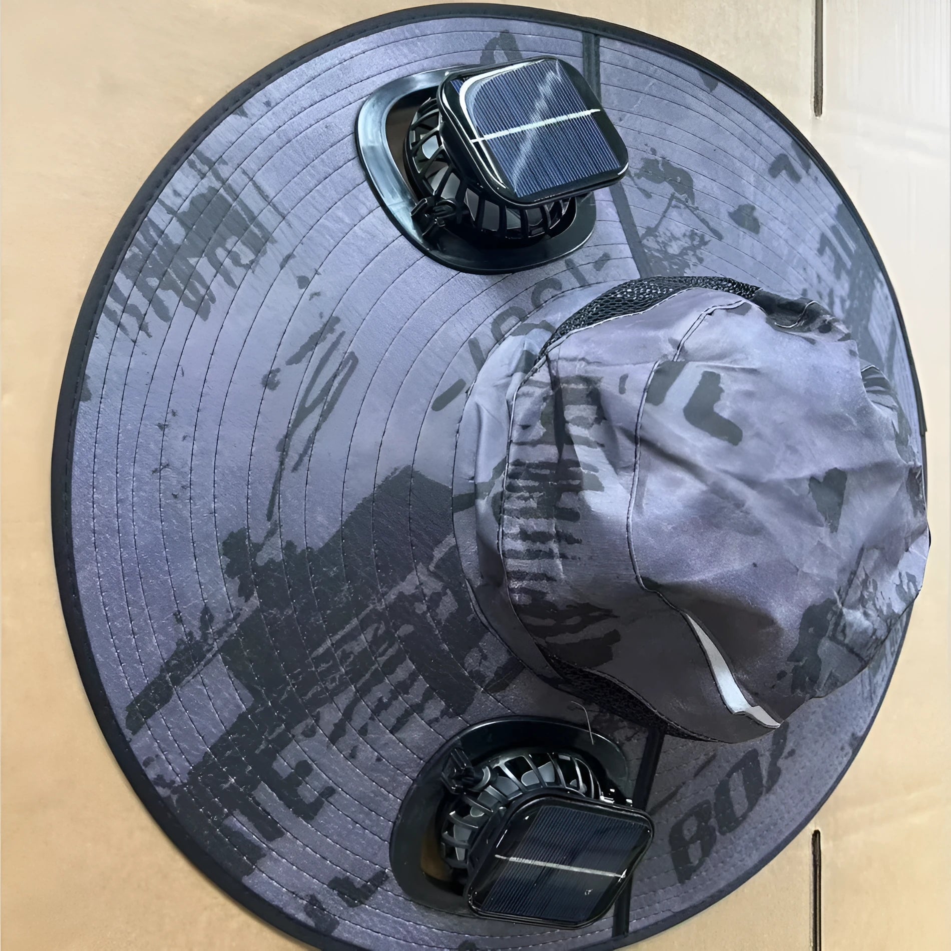 Men's solar-powered fan cap with wide sun shading brim in grey colour with integrated fan