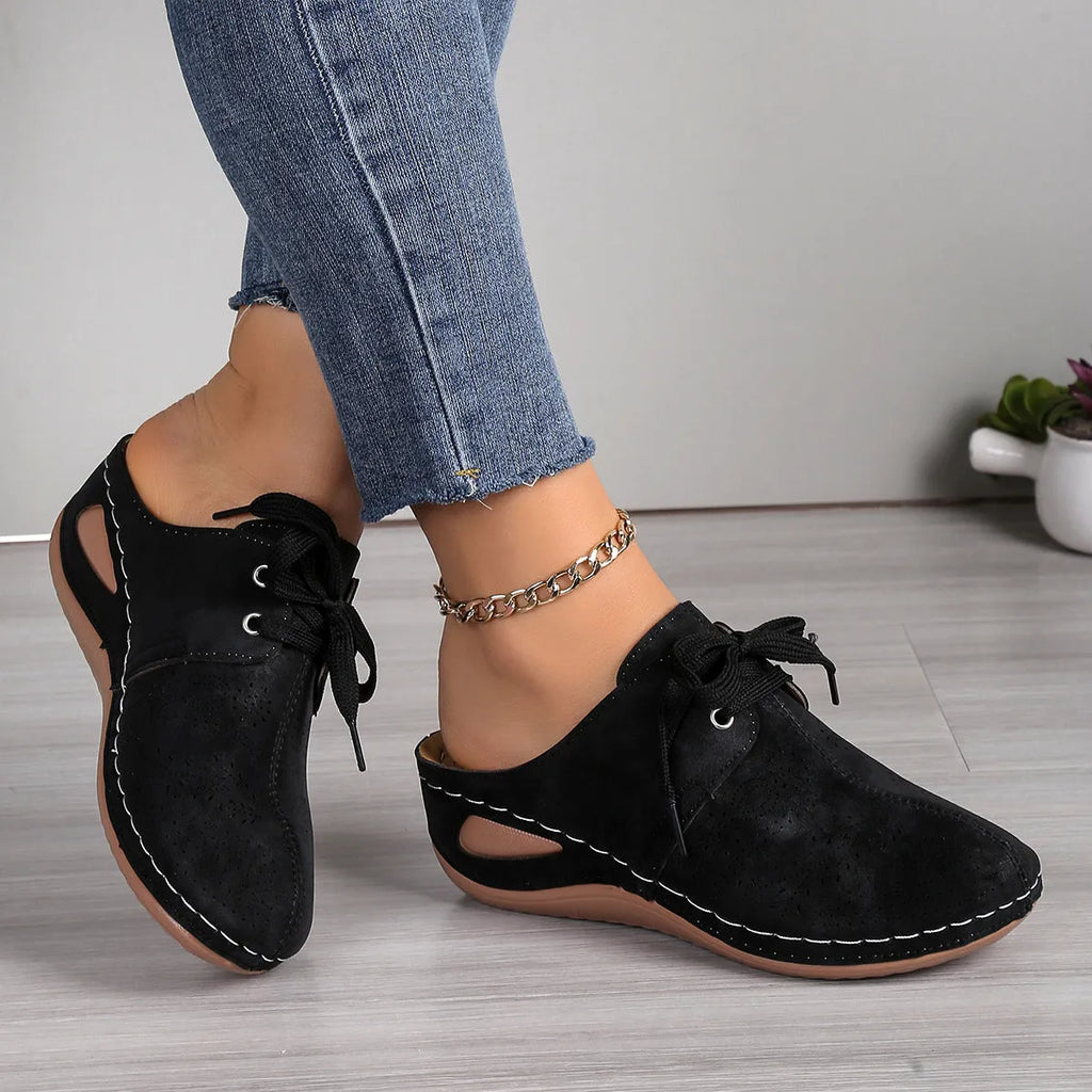 Women's lace-up wedge slippers in suede with a rubber sole, shown in a light grey colour.