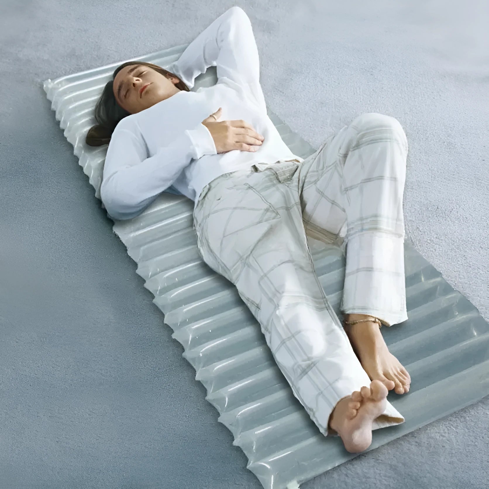 Transparent outdoor airbed showing dimensions of 200 cm length, 60 cm width, and 5 cm thickness