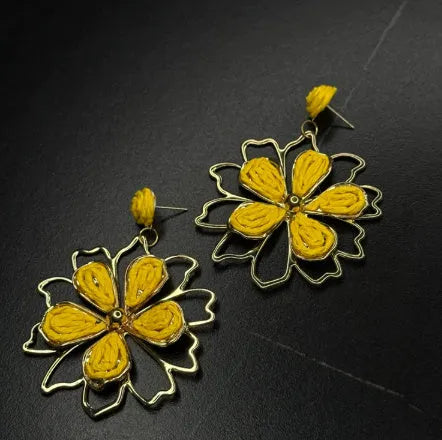 Galvanised geometric Chinese-style earrings with petal elements in zinc alloy