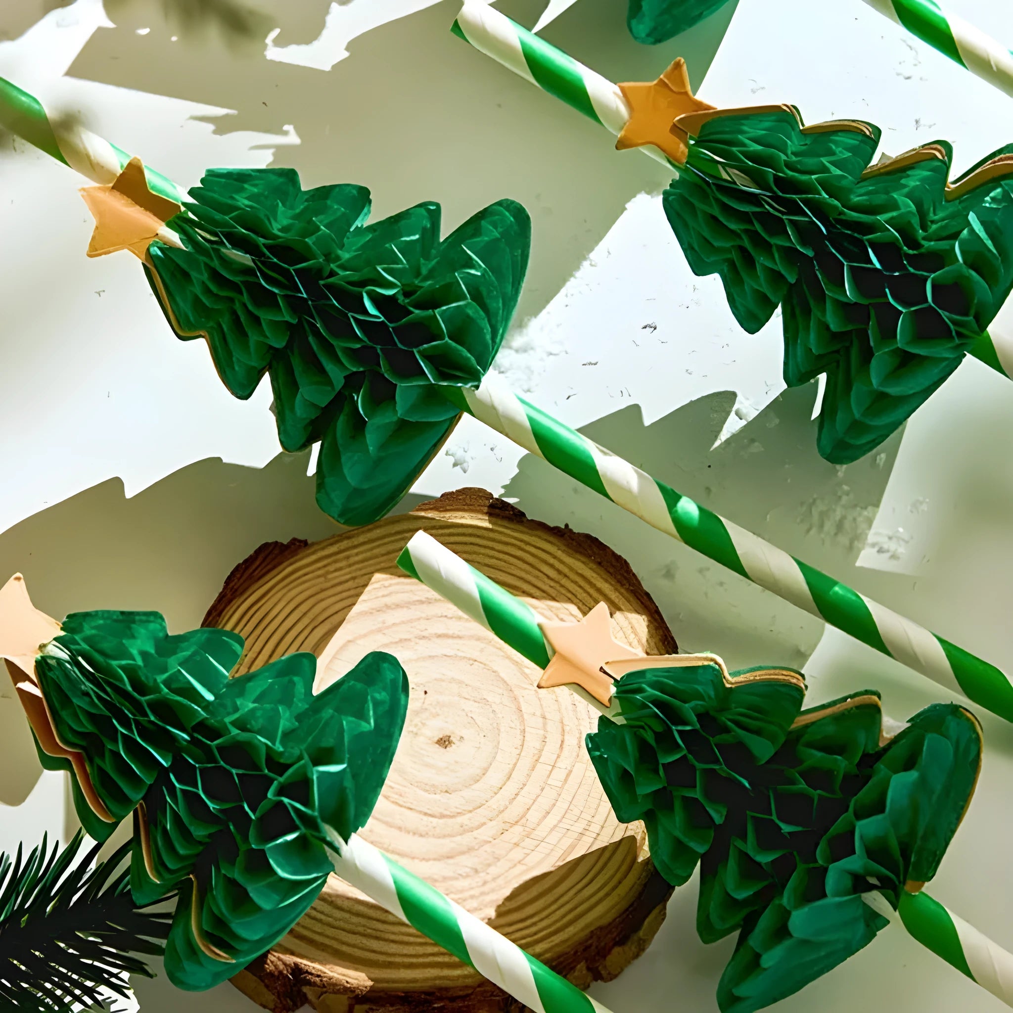Pack of 50 paper honeycomb Christmas tree straws, each 6x197mm, with three-dimensional tree design for festive drinks