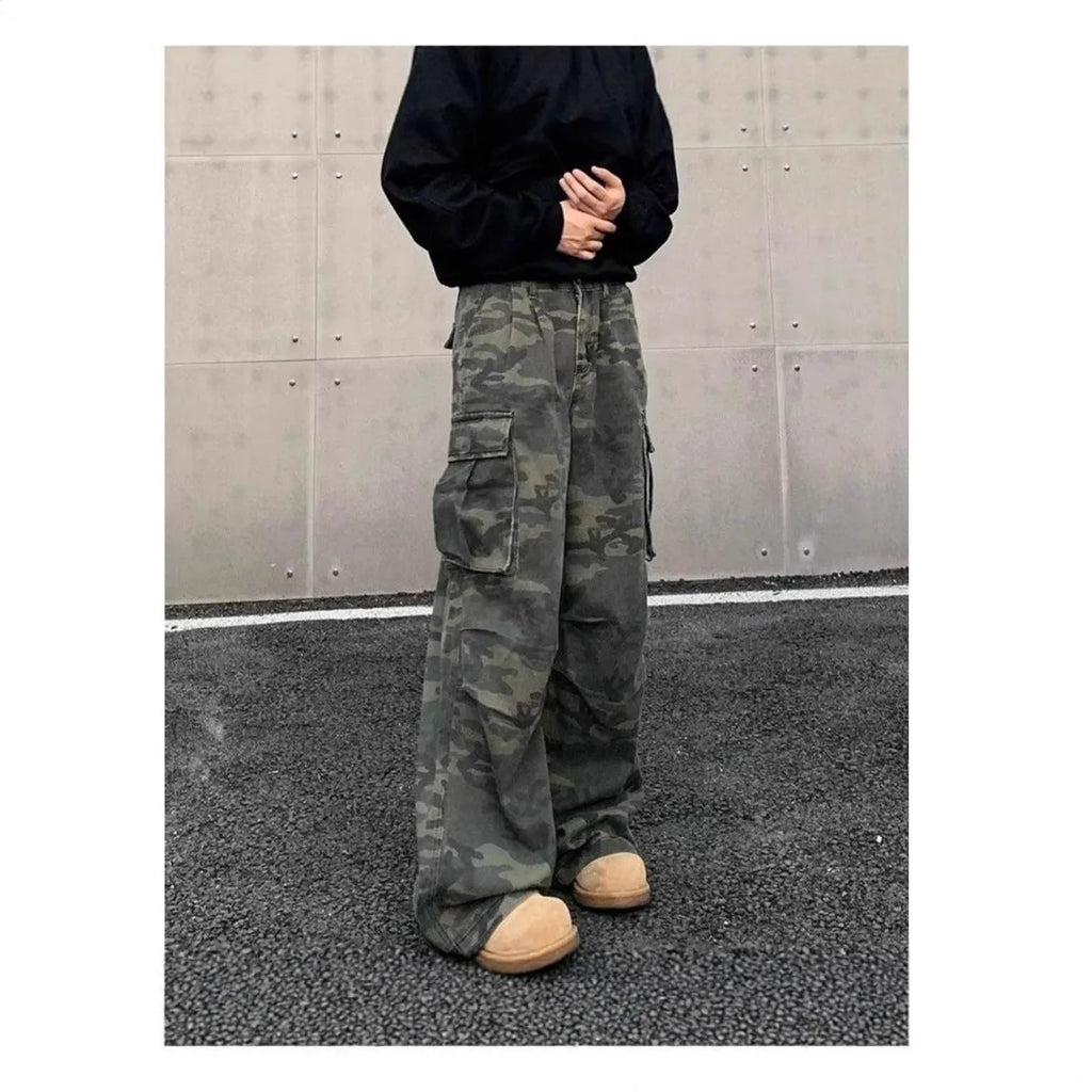 American Vintage cargo pants in washed camouflage colour with multiple pockets and a mid-waist fit.