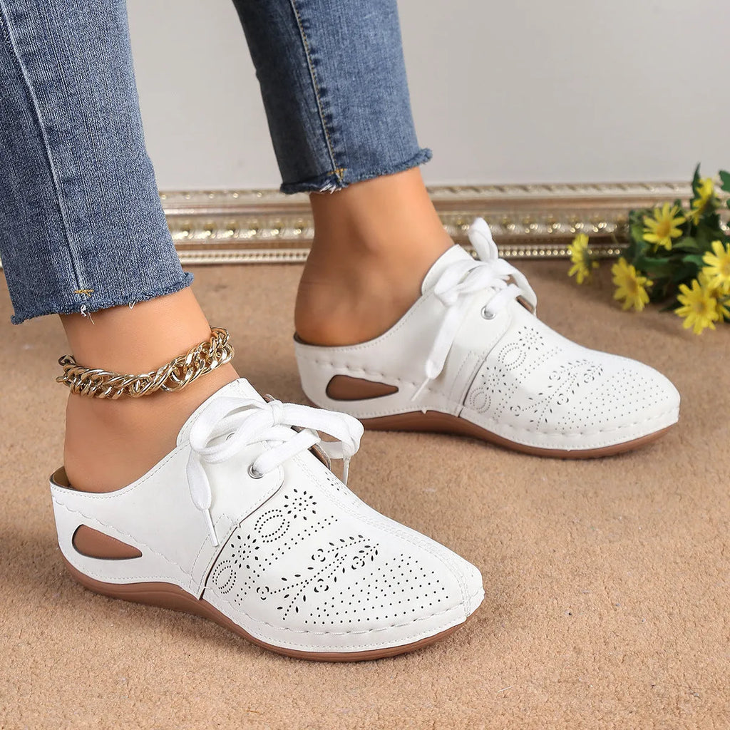 Women's lace-up wedge slippers in suede with a rubber sole, shown in a light grey colour.
