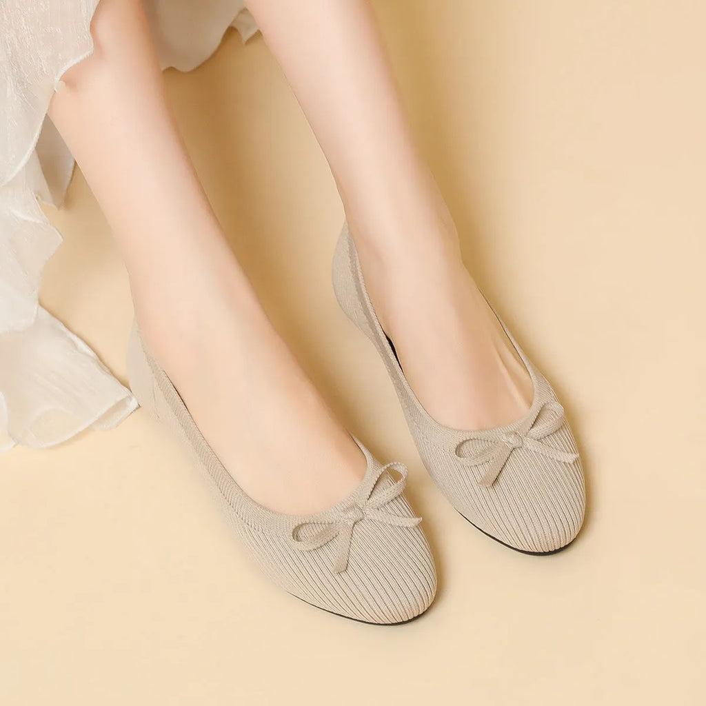 Women's casual flat pumps with bow decoration and fabric upper in slip-on design