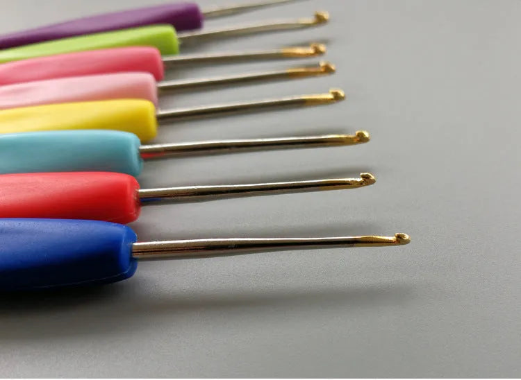 Set of 16 crochet hooks in various sizes with two handle types, stored in a grey PU zip bag.