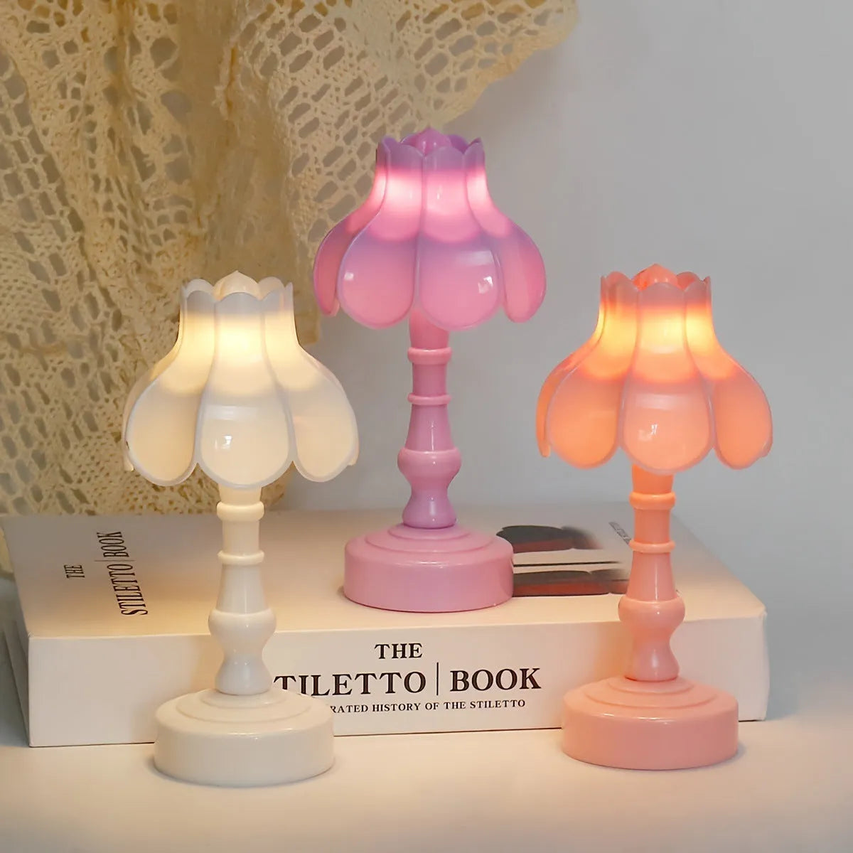 Retro pagoda-shaped night lamp in light purple colour with geometric design and built-in battery